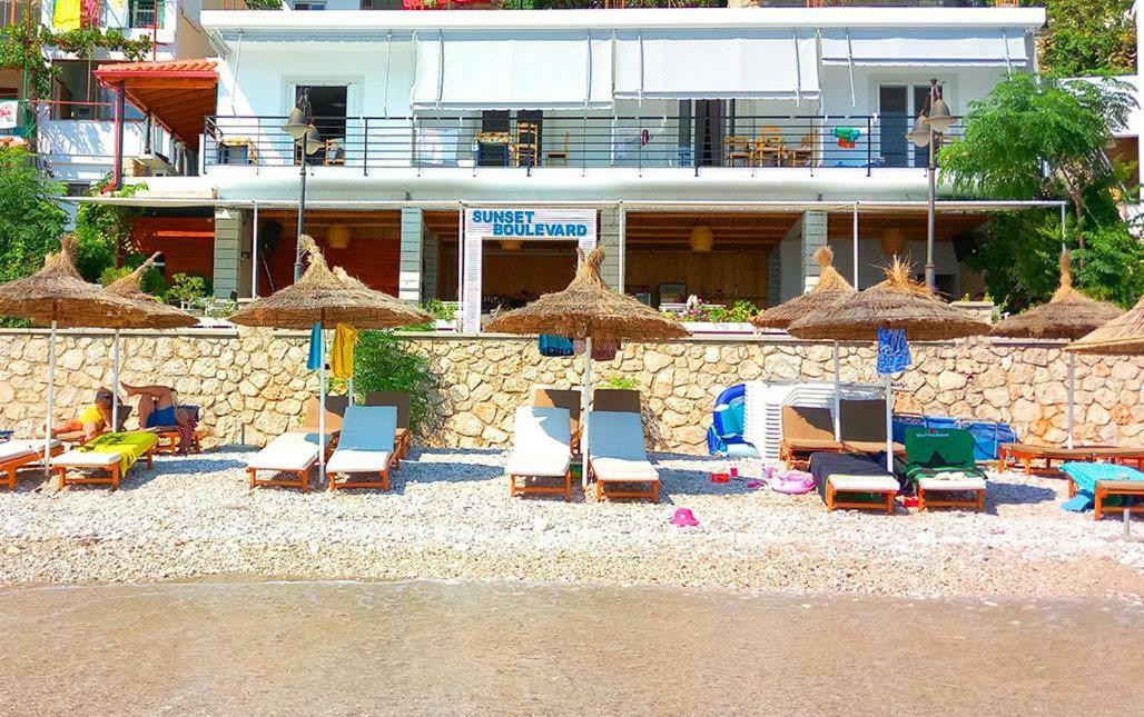 Sunset Boulevard Hotel Qeparo Ngoại thất bức ảnh